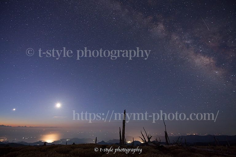 大台ヶ原で撮影した金星と月と天の川とこと座流星群