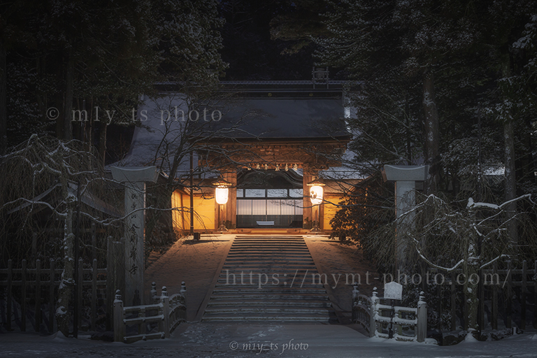 雪化粧した高野山金剛峯寺